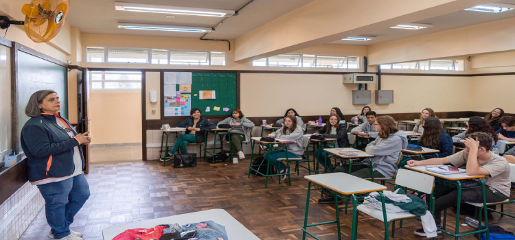 EDUCAÇÃO: Governo do Paraná publica edital do concurso público para professores.