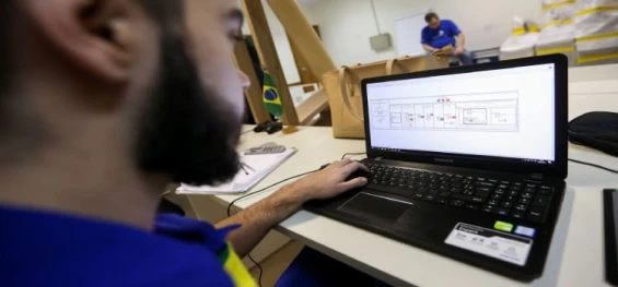EDUCAÇÃO: Um em cada dez estudantes brasileiros cursa ensino profissional.