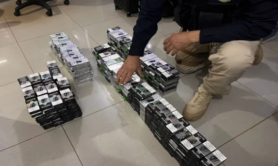 Em Céu Azul, PRF apreende carga de cigarros eletrônicos contrabandeados.