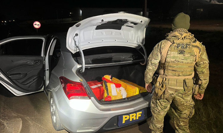 Em duas ocorrências simultâneas, PRF apreende quase meia tonelada de maconha