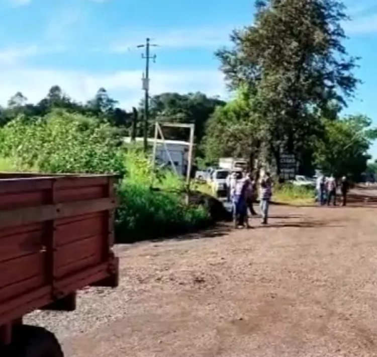 Em Lindoeste, produtores rurais protestam e pedem construção de retorno na BR-163.