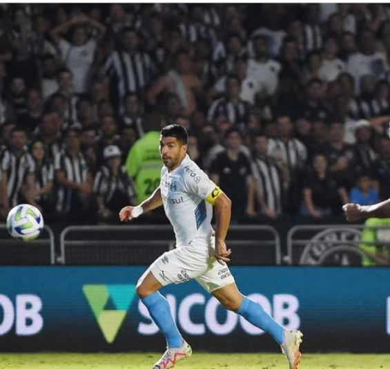 Em noite de Suárez, Grêmio supera Botafogo por 4 a 3 de virada.