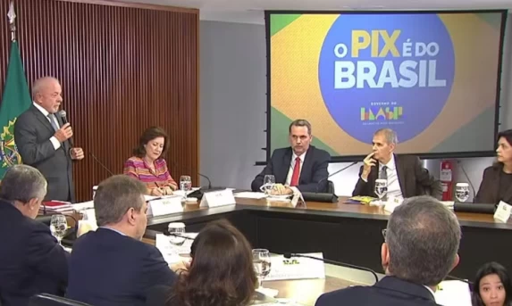 Em reunião ministerial, Lula se diz surpreso com novas tarifas dos EUA e estuda enviar nova carta a Trump