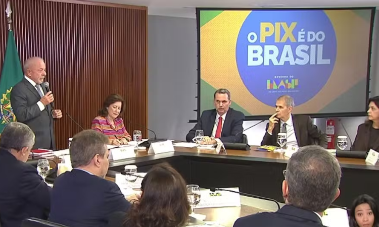 Em reunião ministerial, Lula se diz surpreso com novas tarifas dos EUA e estuda enviar nova carta a Trump