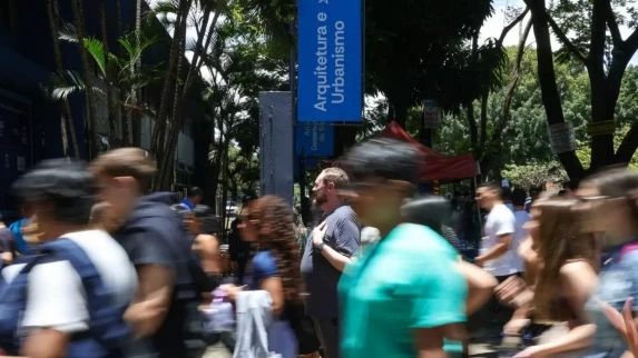 ENEM 2025: ABSTENÇÃO NO PRIMEIRO DIA CHEGA A 27%; GABARITO É PROMETIDO PARA QUINTA-FEIRA