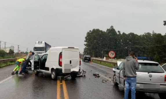 Engavetamento deixa trânsito lento na BR 277 em Cascavel