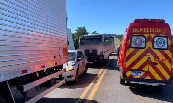Engavetamento entre três veículos interdita trânsito na BR-277 em Cascavel