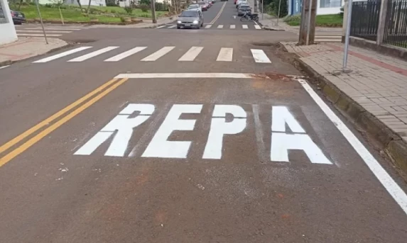 Erro na escrita de sinalização de trânsito chama atenção de moradores de cidade do Paraná.