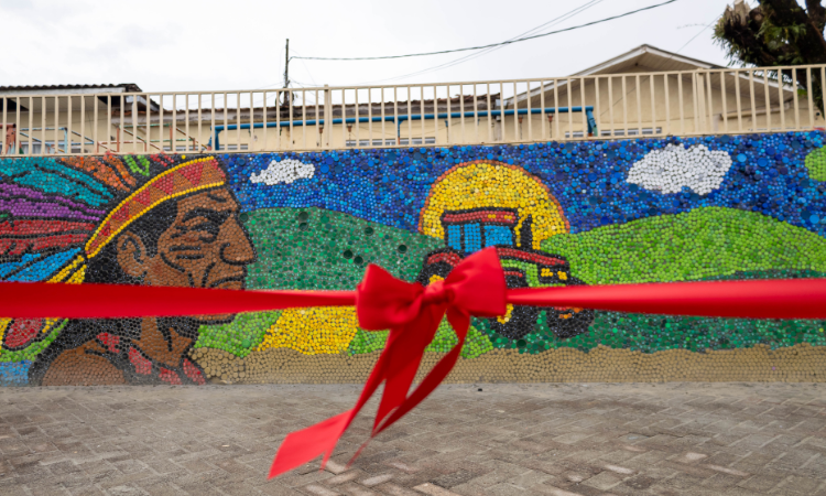 Escola Joaquim Modesto da Rosa inaugura mural ecológico feito com 55 mil tampinhas em Guaraniaçu