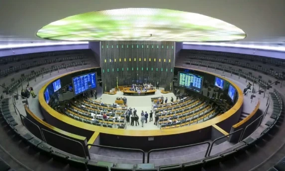 Especialistas veem manobra jurídica em decisão da Câmara sobre golpe