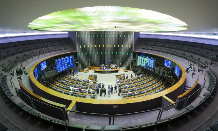 Especialistas veem manobra jurídica em decisão da Câmara sobre golpe