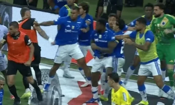 Esporte: Árbitro relata 23 expulsões após pancadaria generalizada no clássico entre Cruzeiro e Atlético-MG