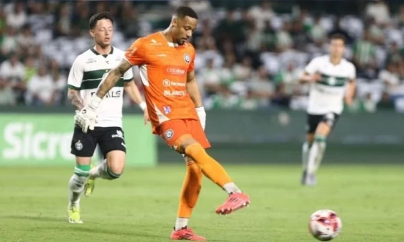 Esporte: Goleiro do Foz pede perdão após choque que causou fratura em atacante do Coritiba