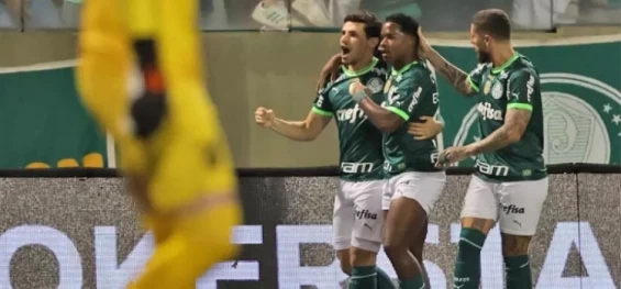 Esporte: Palmeiras vence e alcança o Botafogo na liderança do Brasileirão.