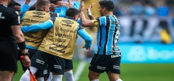 ESPORTE: Suárez faz mais um, Grêmio vence o Cuiabá e se aproxima do Palmeiras.