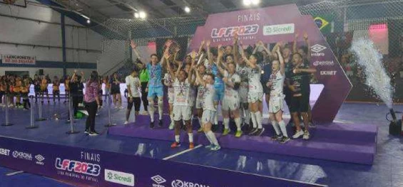 ESPORTES: Cascavel goleia Taboão fora e é bicampeão da Liga Feminina de Futsal.