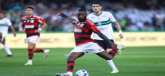 ESPORTES: Com gol de Gerson no fim, Flamengo supera Coritiba no Couto Pereira.