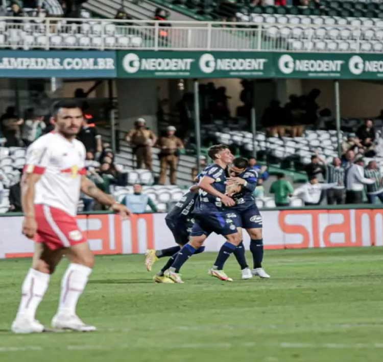 ESPORTES: Coritiba vence Bragantino e se afasta do Z4 do Brasileiro.