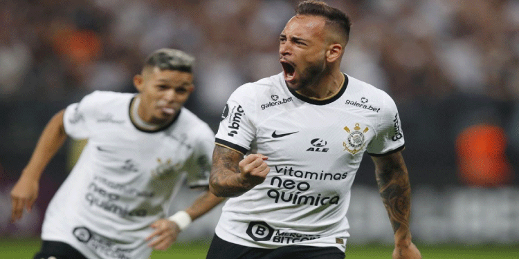 ESPORTES: Em noite de Maycon, Corinthians vence Boca na Libertadores.