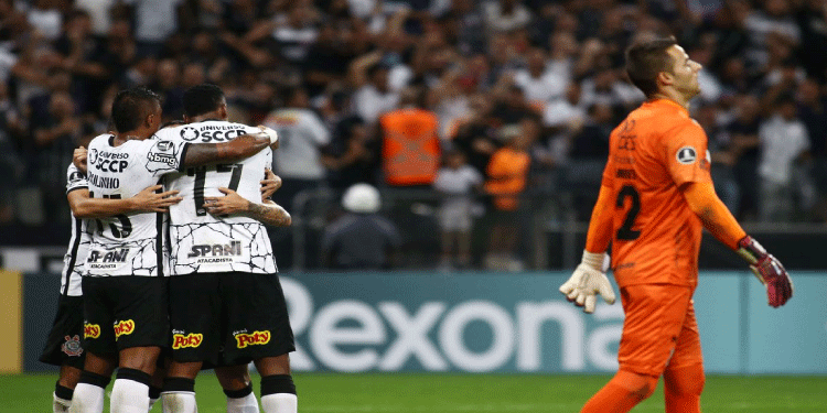 ESPORTES: Graças a gol contra, Corinthians vence a primeira na Libertadores.