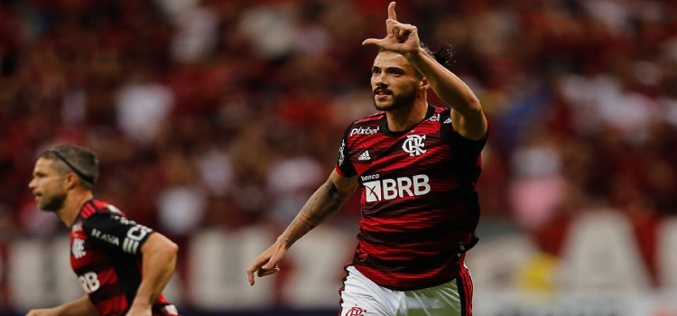 ESPORTES: Mesmo poupando titulares, Flamengo vence Coritiba pelo Brasileirão.