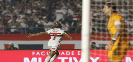 ESPORTES: São Paulo bate Corinthians para alcançar final da Copa do Brasil.