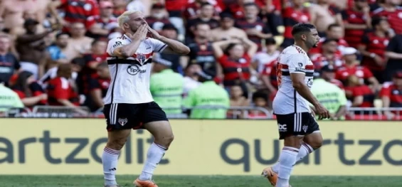 ESPORTES: São Paulo vence o Flamengo com gol de Calleri e abre vantagem na final.