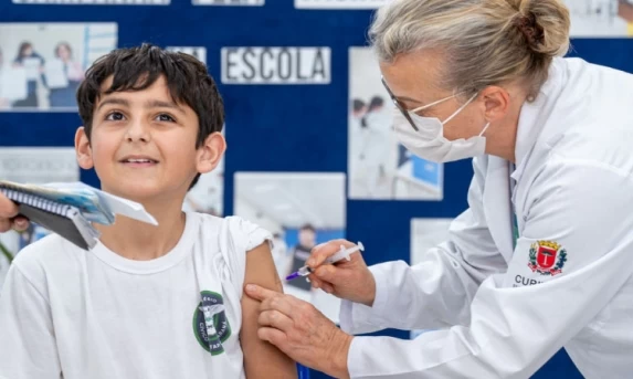 Estado retoma vacinação nas escolas e reforça importância da carteirinha em dia