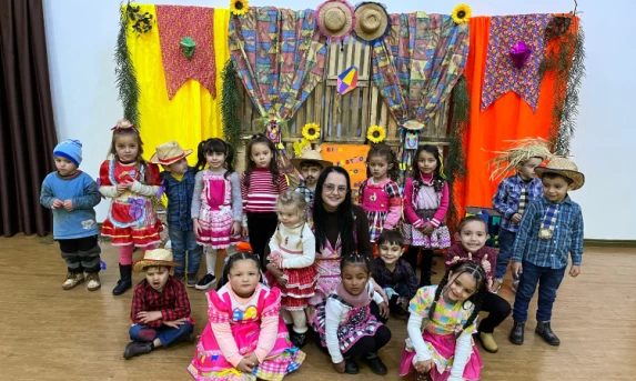 Festa Junina anima o CMEI Iolanda Standler Lovato com muita música, dança e comidas típicas.