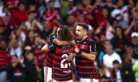 Flamengo derrota Cruzeiro para se isolar na ponta do Brasileiro.