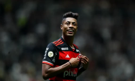 Flamengo goleia Atlético-MG e segue na liderança do Brasileiro.