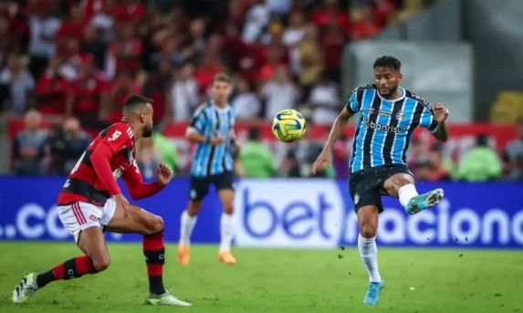 Flamengo recebe Grêmio no Maracanã mirando a ponta do Brasileiro.