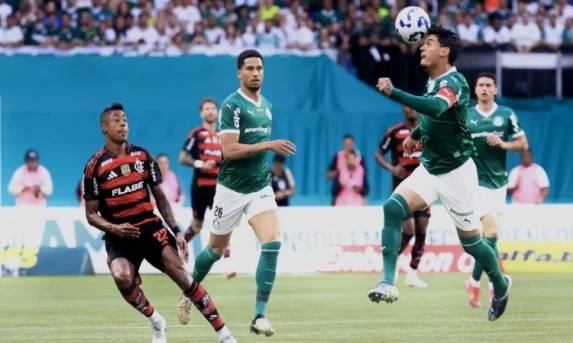 Flamengo vence Palmeiras e encosta na liderança do Brasileirão