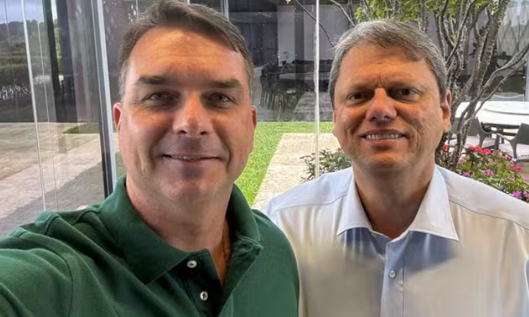 Flávio Bolsonaro Reafirma Aliança com Tarcísio e Promete Alinhamento Total
