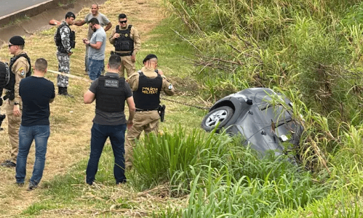 Foragidos capotam veículo após perseguição na BR-277 em Cascavel