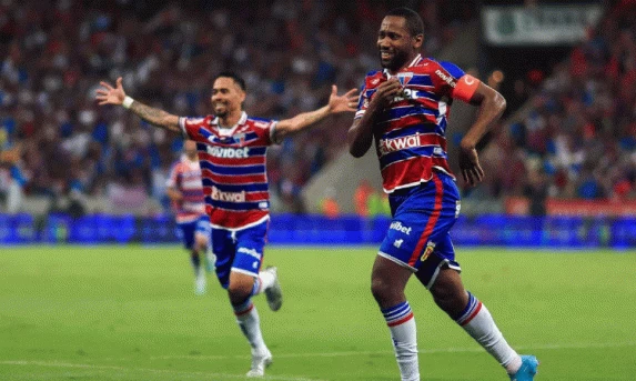 Fortaleza vence de virada e pega o Corinthians nas quartas da Sul-Americana