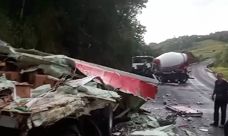 Forte batida entre dois caminhões é registrada na BR 163