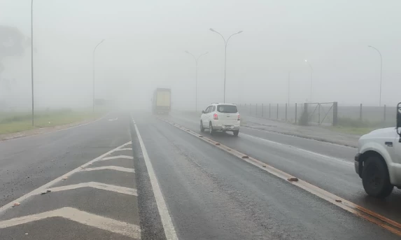 Forte neblina dificulta a visibilidade na BR-277 em toda região Oeste do Paraná.