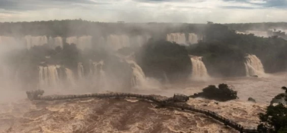 FOZ DO IGUAÇU: Cataratas do Iguaçu atinge vazão de 7 milhões de litros d’água por segundo.