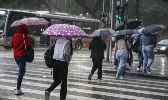 Frente fria chega com avisos de chuvas fortes pelo país