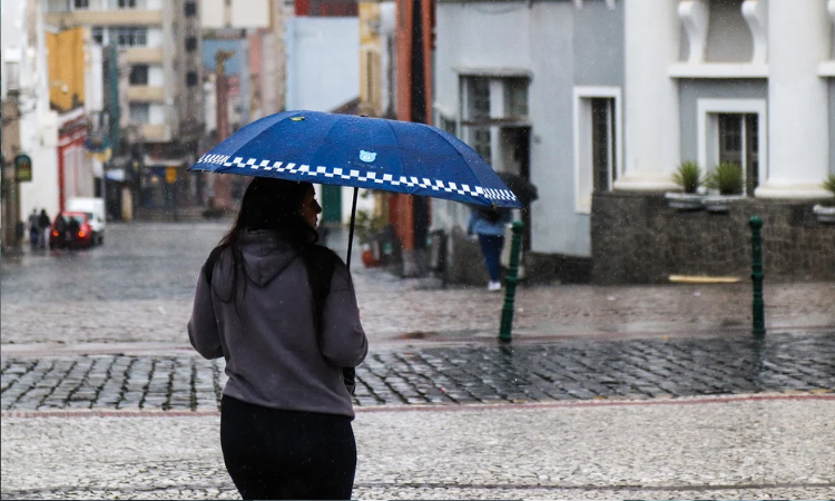 Frente fria e ar quente trazem alerta de temporais, granizo e calor acima de 30°C ao Paraná