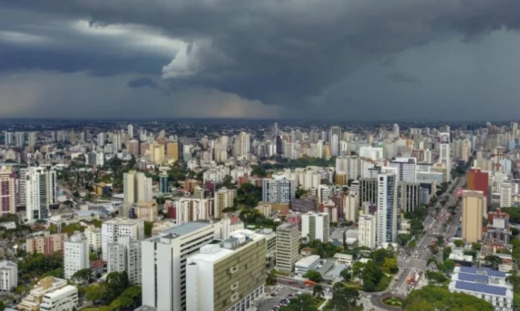 Frente fria e ciclone extratropical trazem tempestades severas ao Paraná nesta semana