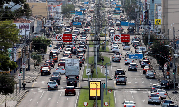 Frota de veículos cresce 12% no Paraná em cinco anos e passa de 8 milhões.