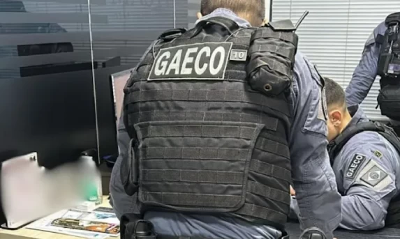 Gaeco realiza operação em três municípios para investigar irregularidades em licitação.