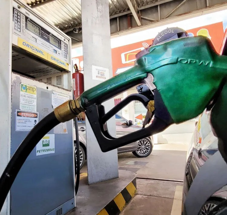 Gasolina sobe pela 6ª semana seguida, mostra ANP; Petrobras não aumenta preços desde junho.