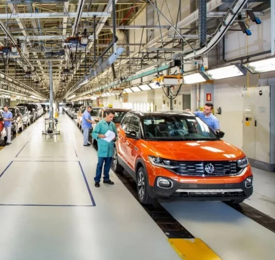 GERAL: Volkswagen suspende produção no Brasil mesmo com programa de incentivo à indústria.