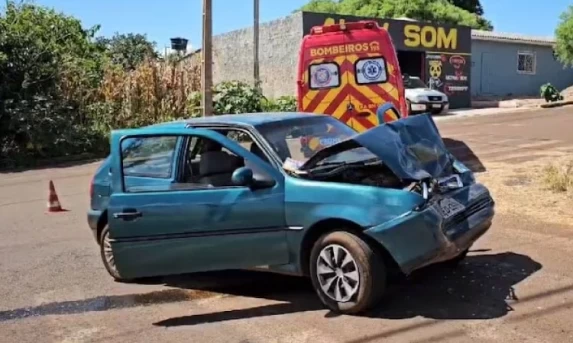 Gestante sem CNH fica ferida ao colidir veículo Gol em caminhão em Cascavel