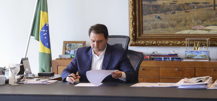Governador sanciona lei que garante reajuste no Piso Salarial do Paraná.