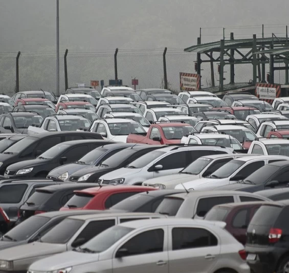 Governo anuncia medidas para estimular compra de carros populares.