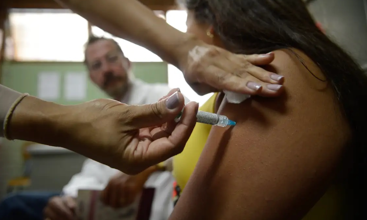 Governo aumenta público-alvo da vacinação contra HPV.